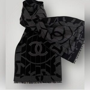 CHANEL Wool interlocking Black and Gray Scarf
Excellent Condition